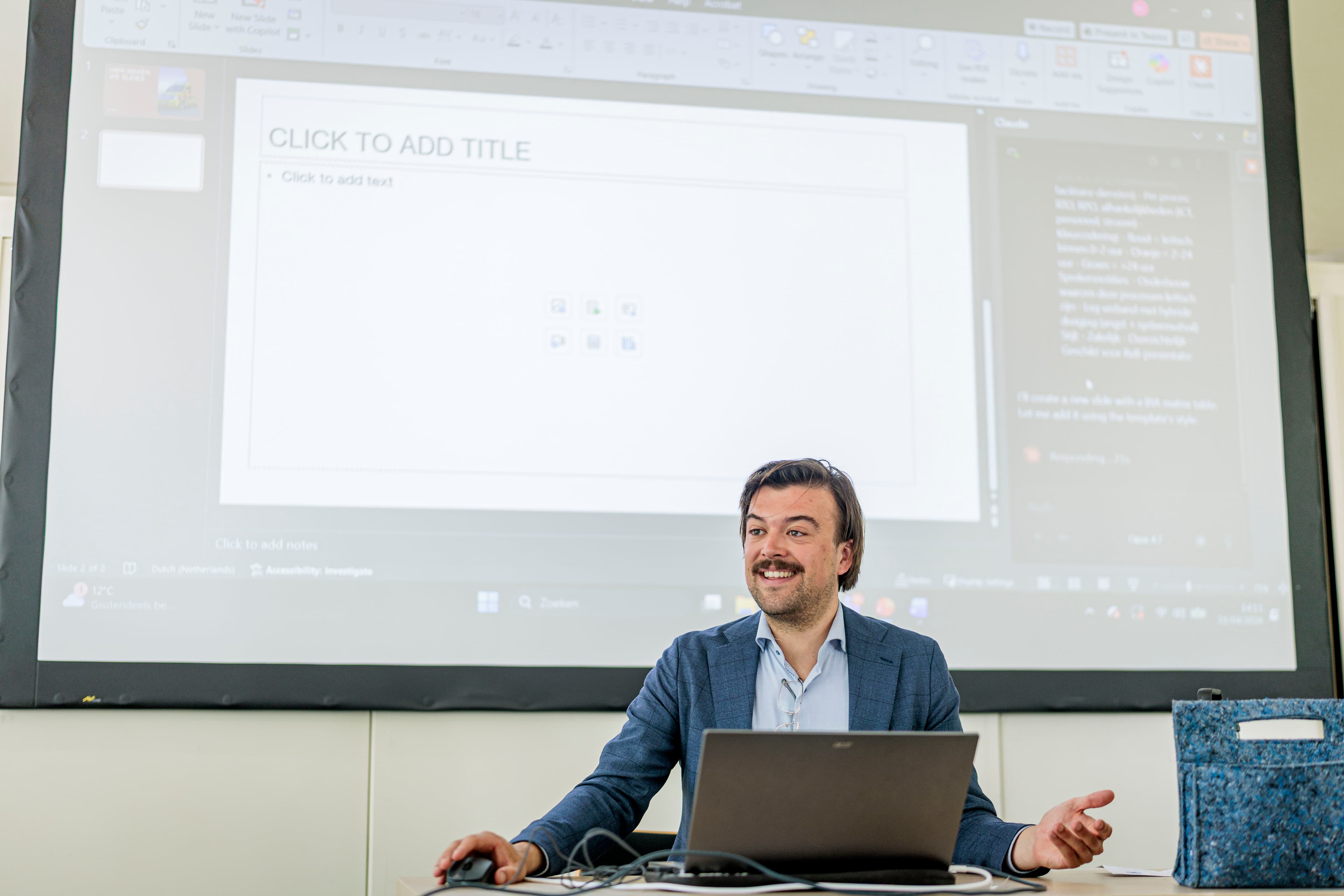 Team werkt samen aan een AI-opdracht tijdens een AI Bedrijfsdag workshop